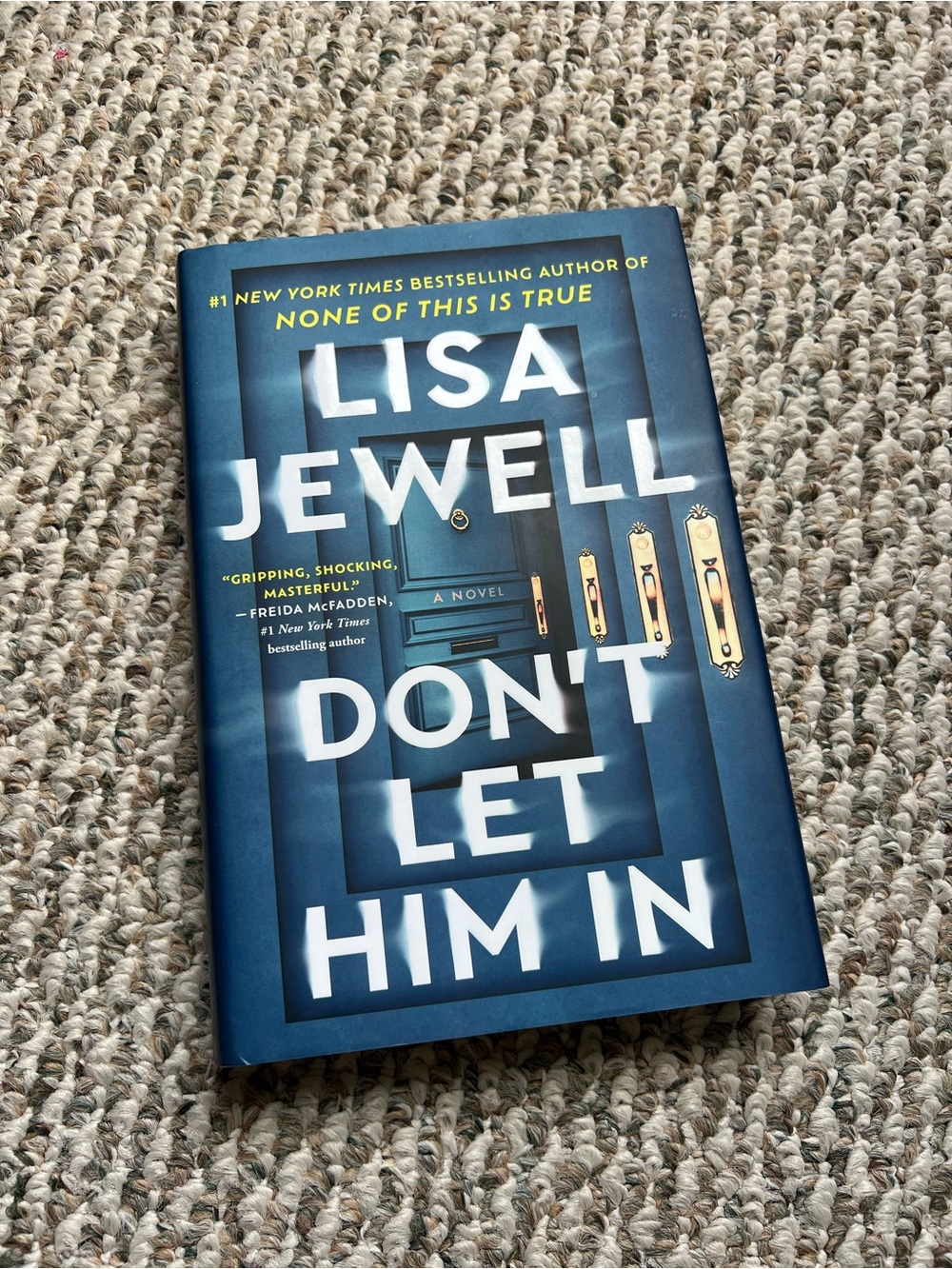 📚 Don’t Let Him In by Lisa Jewell